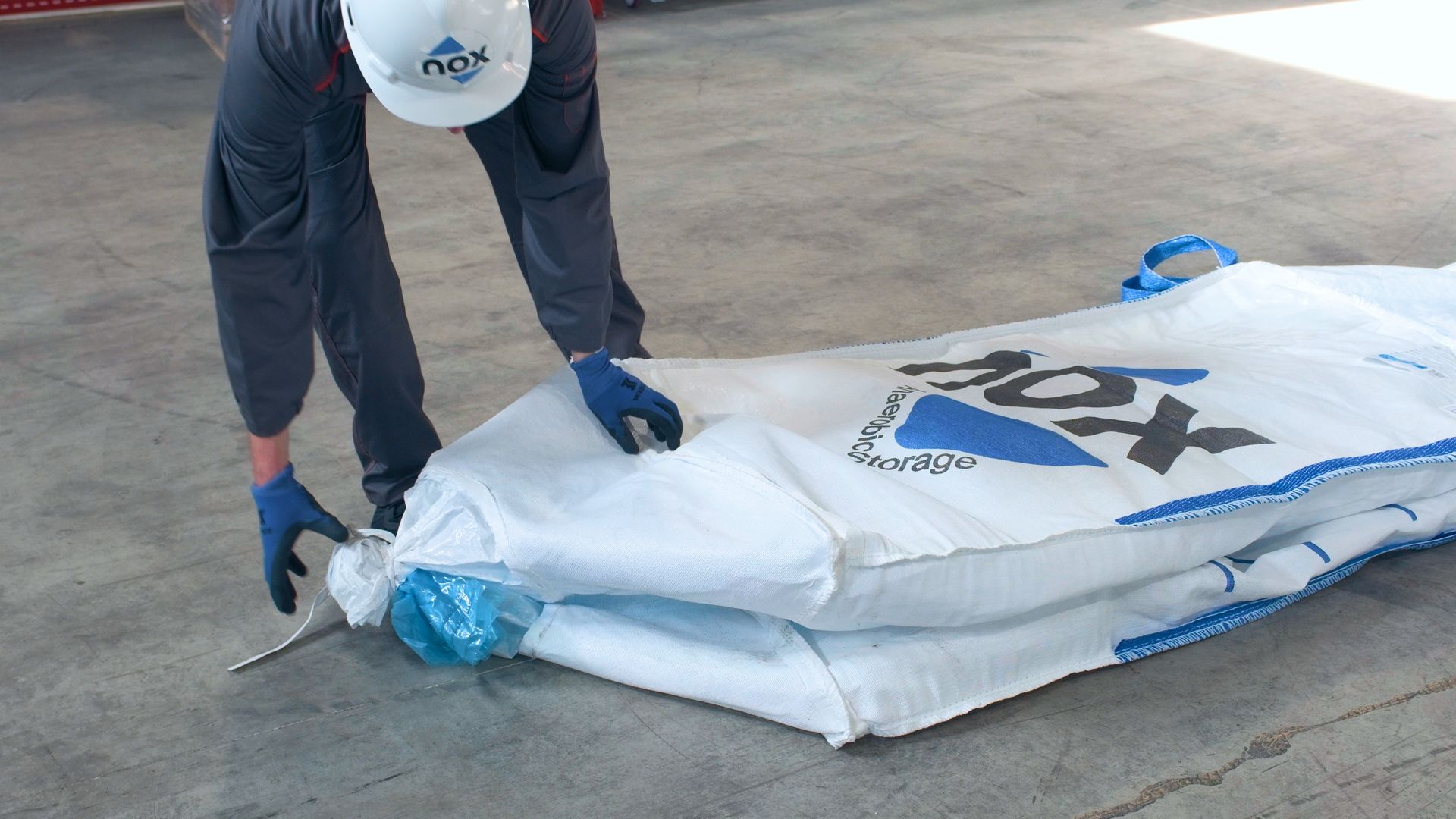 Operatore prepara Nox Big Bag ermetico riutilizzabile per stoccaggio in atmosfera modificata Operatore prepara Nox Big Bag ermetico riutilizzabile per stoccaggio in atmosfera modificata