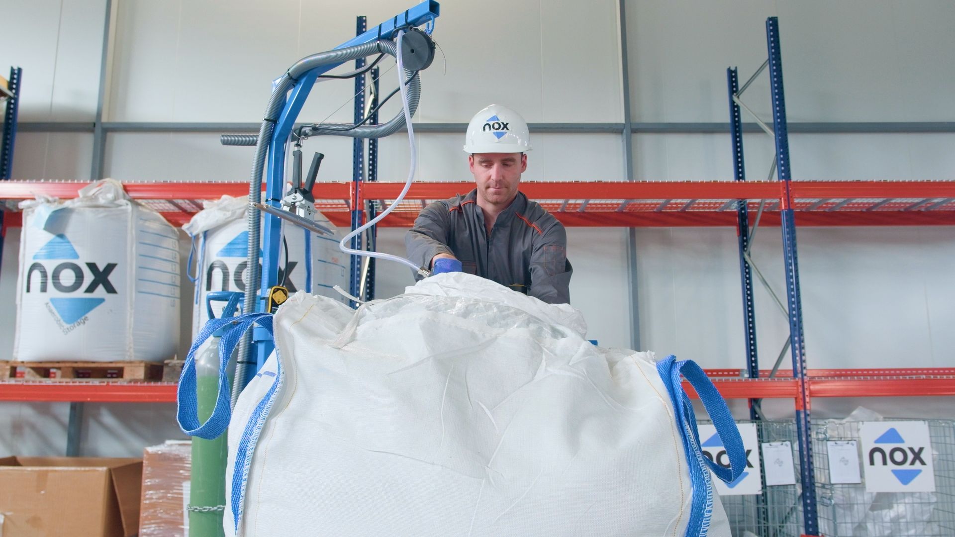 Operatore che inietta CO₂ in un big bag ermetico Nox su piattaforma Nox ProStation Operatore che inietta CO₂ in un big bag ermetico Nox su piattaforma Nox ProStation