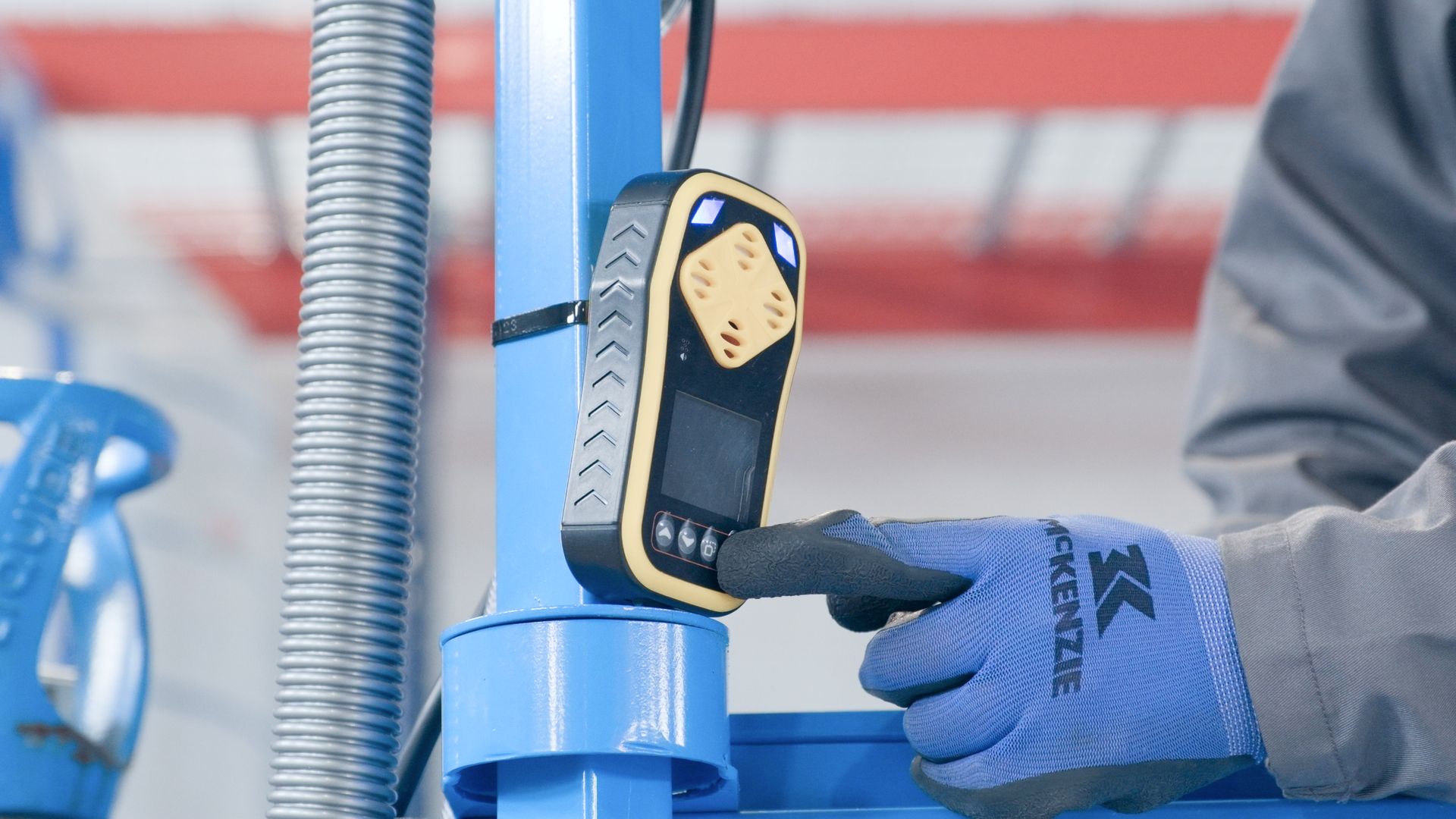 Operatore controlla rilevatore CO₂ per sicurezza durante stoccaggio in atmosfera modificata Nox Storage Operatore controlla rilevatore CO₂ per sicurezza durante stoccaggio in atmosfera modificata Nox Storage