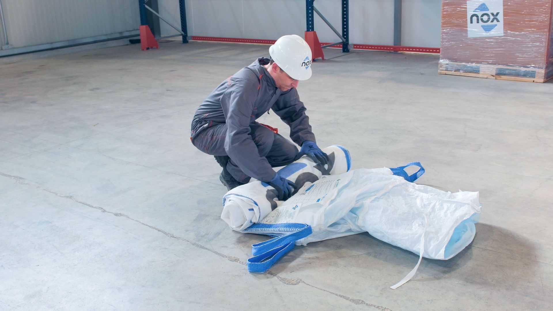 Operatore arrotola Nox Big Bag ermetico usato per stoccaggio compatto Operatore arrotola Nox Big Bag ermetico usato per stoccaggio compatto