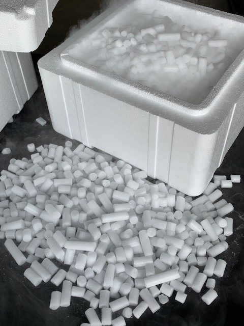 Pellet di CO₂ (ghiaccio secco) per iniezione e atmosfera modificata nello stoccaggio agricolo Pellet di CO₂ (ghiaccio secco) per iniezione e atmosfera modificata nello stoccaggio agricolo