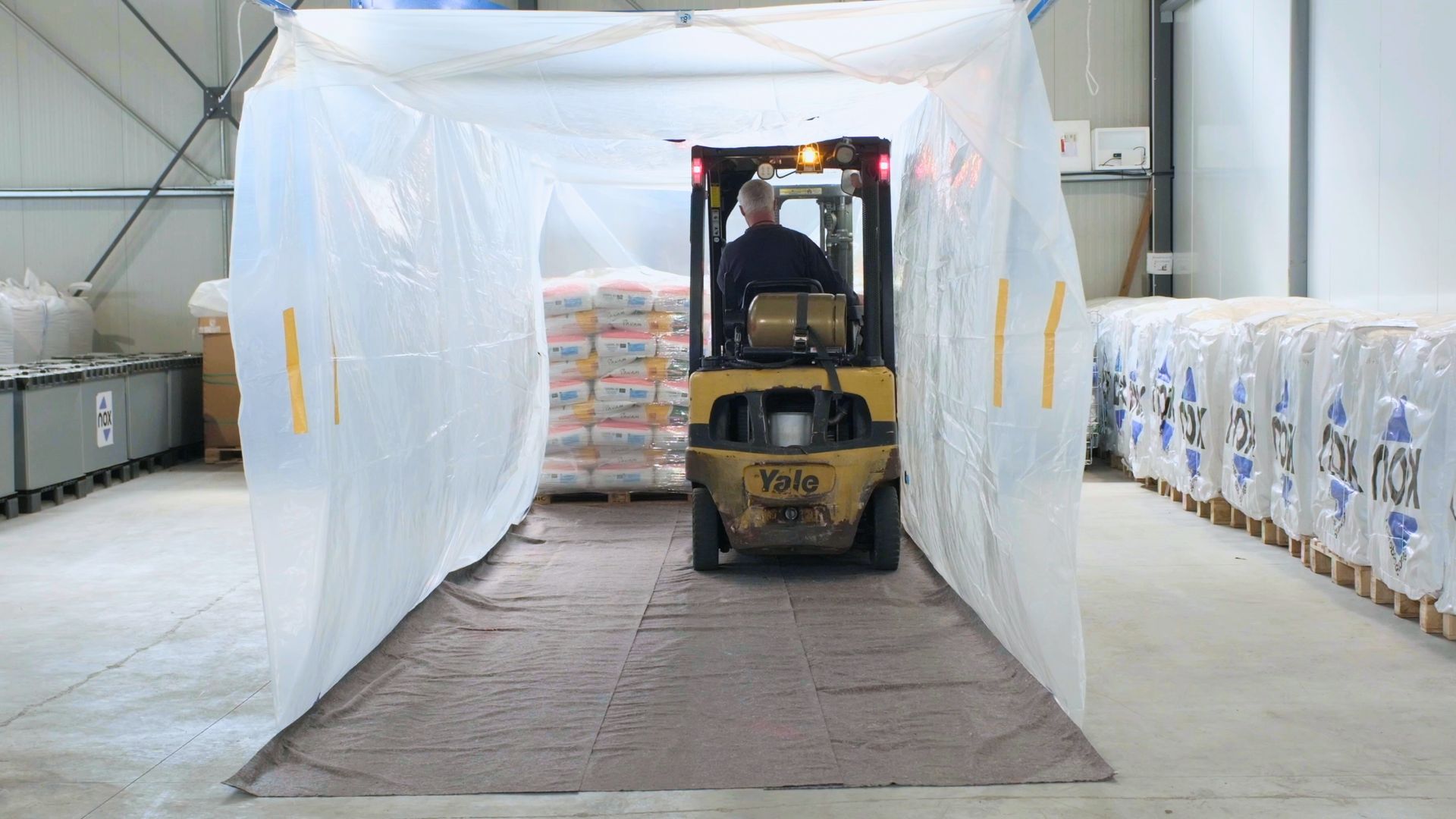Carrello elevatore carica un Nox Mega Bag ermetico per stoccaggio in atmosfera controllata Carrello elevatore carica un Nox Mega Bag ermetico per stoccaggio in atmosfera controllata