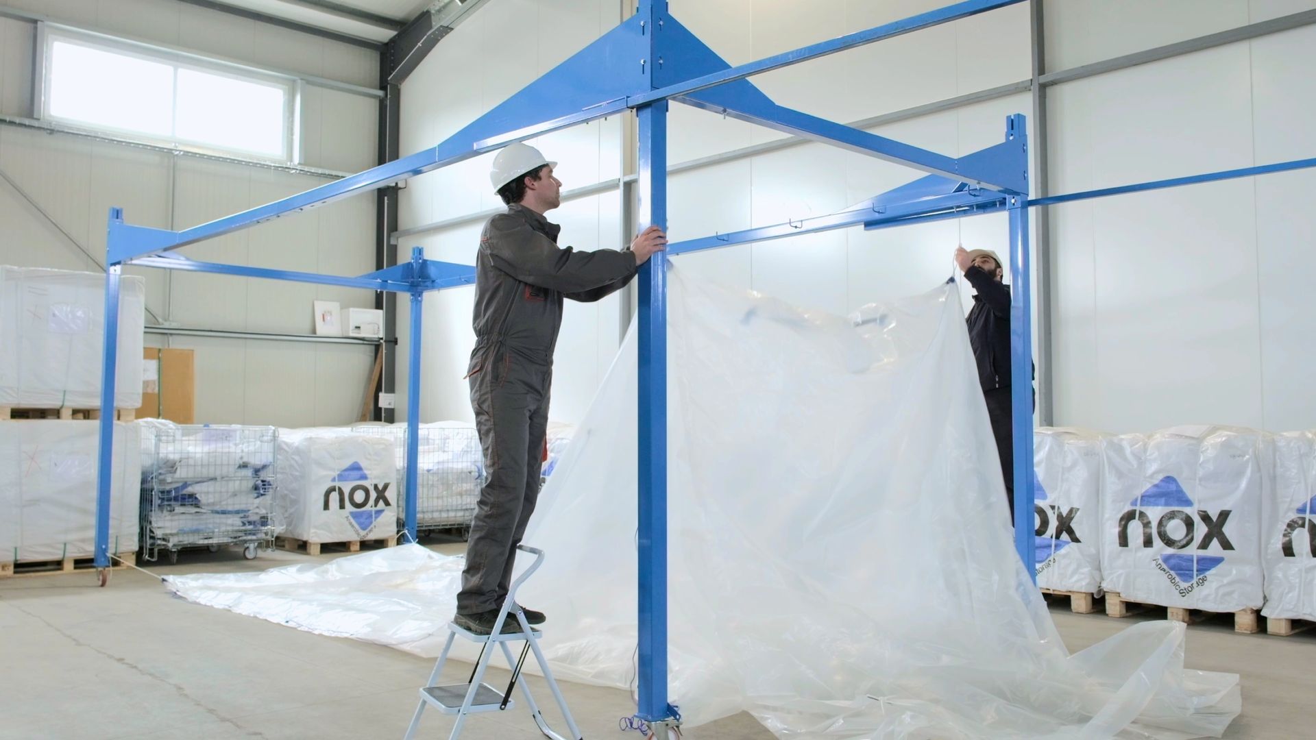 Operatori montano liner Nox Mega Bag su portale di riempimento per stoccaggio ermetico anaerobico Operatori montano liner Nox Mega Bag su portale di riempimento per stoccaggio ermetico anaerobico