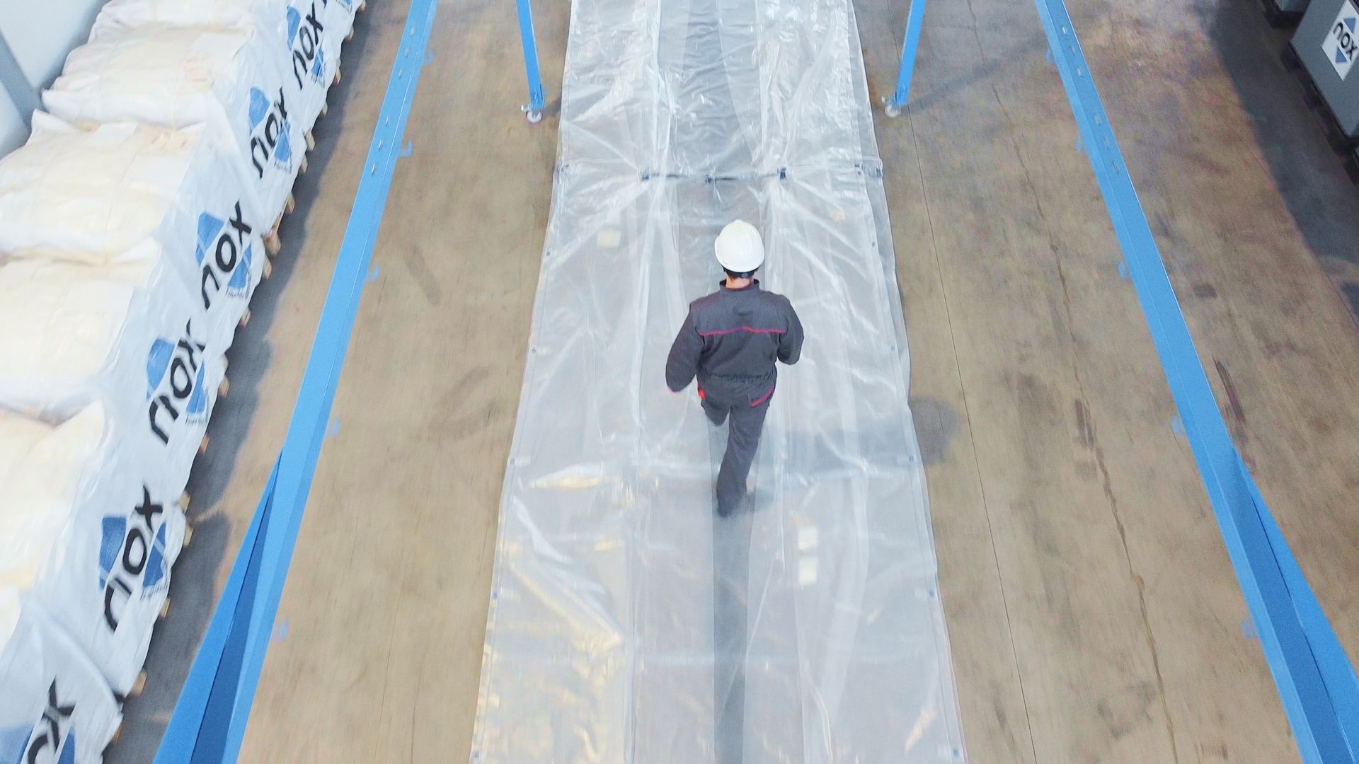 Operatore installa liner in Mega Bag ermetico Nox per stoccaggio agricolo Operatore installa liner in Mega Bag ermetico Nox per stoccaggio agricolo