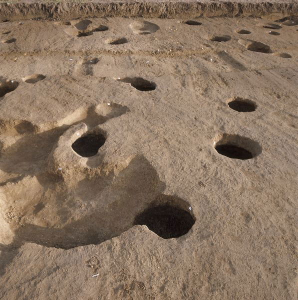 Vestiges d’une aire d’ensilage souterraine des XIe-XIIe siècles à Tremblay-en-France, avec fosses creusées dans le sol